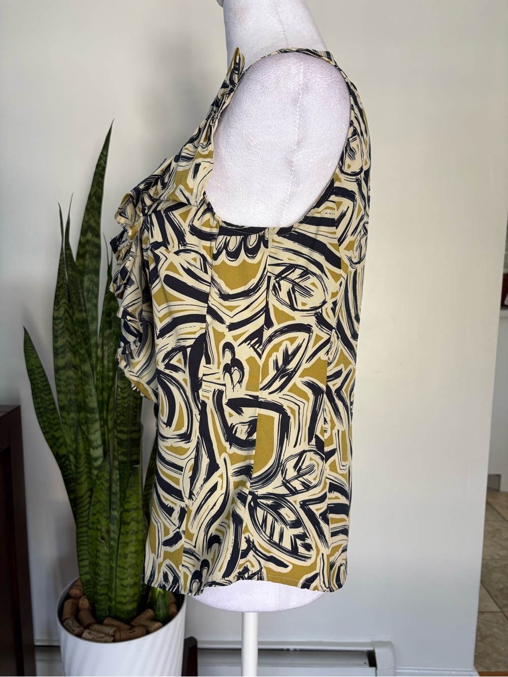 🎾Abstract Ruffle Sleeveless Blouse - Picture 4 of 10